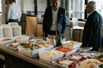 Zwei Männer stehen neben dem Buffet